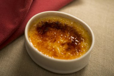Taze krem brulee tatlı kase servis.