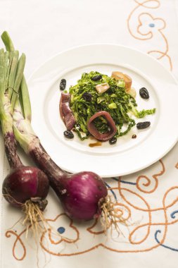 Kuru üzüm ve kırmızı soğan ile Savoy lahana salatası.