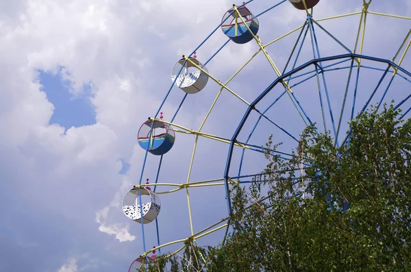Ferris Wheel Background Birch Leaves Clouds — Stock Photo, Image