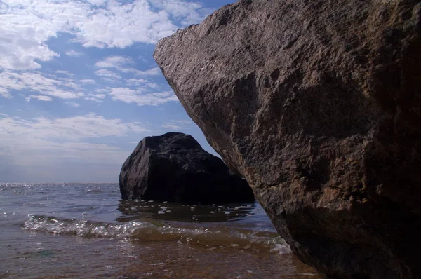 Kamień Górujący Nad Wodą Morzu — Zdjęcie stockowe