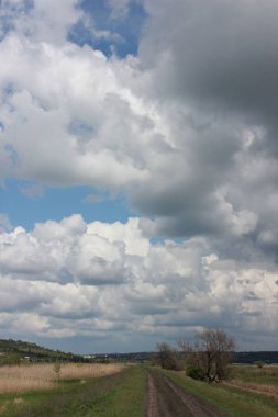 Bahar. Toprak yol. Gök -yüzü. Bulut.