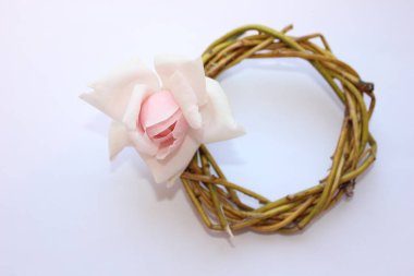 söğüt dalları bir çelenk pembe gül