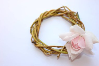 söğüt dalları bir çelenk pembe gül