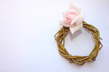 söğüt dalları bir çelenk pembe gül