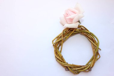 söğüt dalları bir çelenk pembe gül