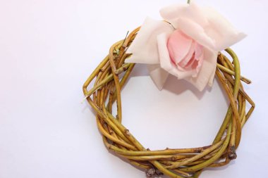 söğüt dalları bir çelenk pembe gül