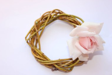 söğüt dalları bir çelenk pembe gül