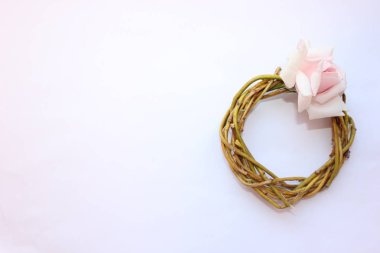 söğüt dalları bir çelenk pembe gül