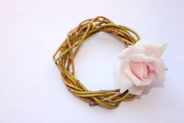 söğüt dalları bir çelenk pembe gül