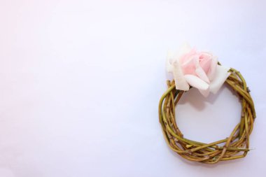 söğüt dalları bir çelenk pembe gül