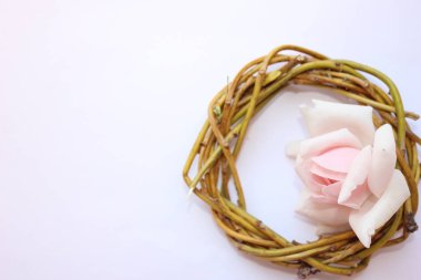 söğüt dalları bir çelenk pembe gül