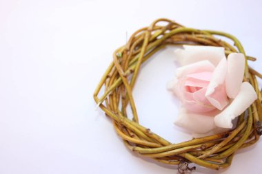 söğüt dalları bir çelenk pembe gül