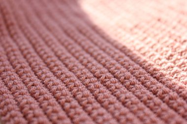 Işık ve gölge. Pembe örgü deseni.