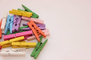 renkli giysi mandal bir avuç