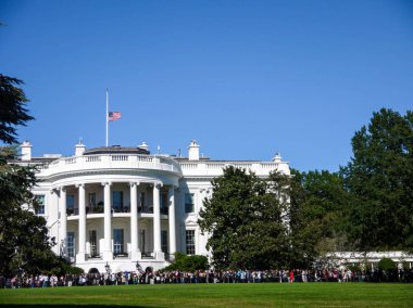 Amerika Birleşik Devletleri bayrağı Beyaz Saray, Washington D.C. üzerinde yarım direk uçar berrak bir mavi gökyüzü ile bir yaz veya bahar günü.