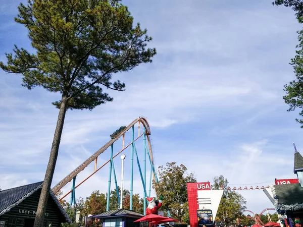 Roller Coaster Wspinaczki Lato Lub Dzień Wiosny Błękitne Niebo Białe — Zdjęcie stockowe