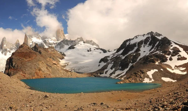 Göl ve çarpıcı Fitz Roy bulutlar Patagonya içinde. Fitz Roy Milli Parkı, Patagonya, Arjantin bulutlu ve mavi dramatik gökyüzü altında dağ manzarası. Seyahat.