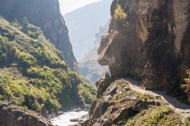 Arabalar, cipler ve ekskavatör, kazıcı (dredger) Annapurna devre ana yolda. Himalayalar, Nepal.