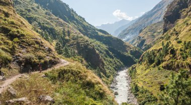 Manaslu pistinde trekkers kar manzaralı Manaslu Dağı (8 156 metre) kaplıdır. Himalayalar, Kuzey-orta Nepal Gorkha İlçesi Manaslu Buzulu'nda güneşli bir gün