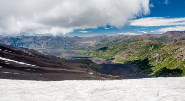 Geçiş kar alanı ve çöl manzara Antuco yanardağ siyah yanardağ çöl ve Laguna Laja gölü manzarası. Kuzey Patagonya, Andes, Şili, Güney Amerika.