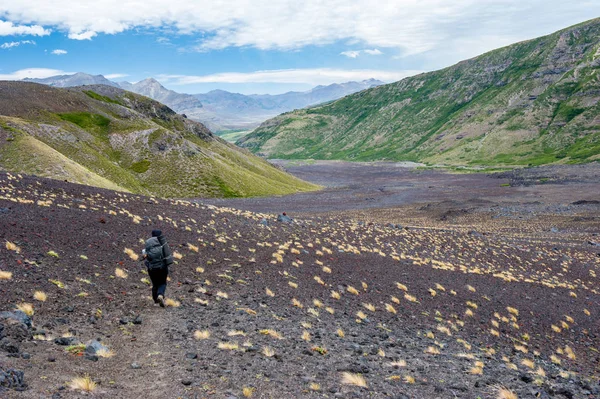 Eine Junge Frau Mit Rucksack Wandert Auf Eisberg Und Schnee — Stockfoto