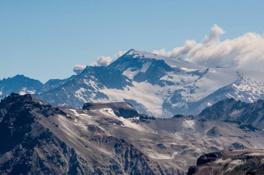 Aktif yanardağ, turkuaz göl ve nehir, Patagonya, Şili eşsiz beyaz kumlu çöl dağlarında kükürtlü dumanlar. Güneşli gökyüzü, beyaz dağlar. Condor Circuit'te sırt çantasıyla yürüyüş, yürüyüş ve kamp 