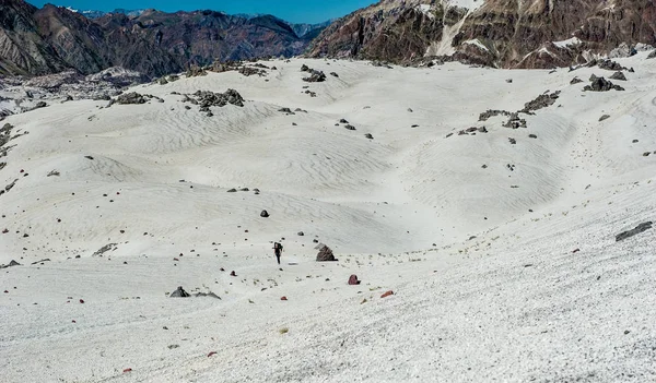 Молодая Женщина Рюкзаком Уникальных Горах Пустыни Белого Песка Патагонии Чили — стоковое фото