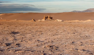 Üç Mary (Las tres marias) Valle de la Luna Moon Vadisi'nde gün doğumunda, San Pedro de Atacama Şili. Dünyaca ünlü Atacama çöl Şili kum oluşumu üzerinde çarpıcı güneş doğuşu geniş bir görünüm. Ay Vall için Valle de la Luna İspanyolca tuz oluşumları