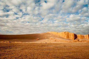 Duna Belediye Başkanı gün doğumunda Valle de la Luna Moon Vadisi, San Pedro de Atacama Şili. Dünyaca ünlü Atacama çöl Şili kum oluşumu üzerinde çarpıcı güneş doğuşu geniş bir görünüm. Ay Vadisi için Valle de la Luna İspanyolca tuz oluşumları