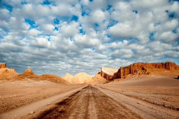 Valle de la Luna Moon Vadisi'nde kum oluşumları, dağlar, kayalar, San Pedro de Atacama Şili. Dünyaca ünlü Atacama çöl Şili kum oluşumu üzerinde çarpıcı güneş doğuşu geniş bir görünüm. Ay Vadisi için Valle de la Luna İspanyolca tuz oluşumları