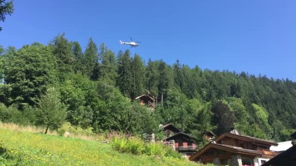 Helikopteri Poimii Kuorman Vuorilta Helikopteri Lastin Toimittamisen Jälkeen Ranskan Alpeilla — kuvapankkivideo