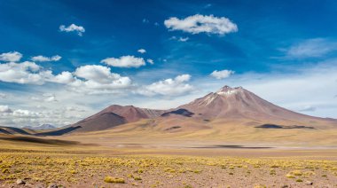 Atacama Çölü'nün volkanlarında parlak güneşli bir gün. Dağlar San Pedro de Atacama'nın güneyinde. Atacama çölünde parlak güneş ışığında çarpıcı manzara, Şili, Güney Amerika