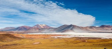 Pideras Rojas (Kızıl Kayalar) Atacama Çölü. Tuz lagunas ve volkanlar ve kırmızı kayalar San Pedro de Atacama güneyinde. Atacama çölünde akşam güneş ışığında çarpıcı manzara, Şili, Güney Amerika