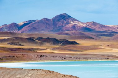 Pideras Rojas (Kızıl Kayalar) Atacama Çölü. Tuz lagunas ve volkanlar ve kırmızı kayalar San Pedro de Atacama güneyinde. Atacama çölünde akşam güneş ışığında çarpıcı manzara, Şili, Güney Amerika