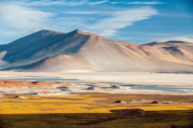 Pideras Rojas (Kızıl Kayalar) Atacama Çölü. Tuz lagunas ve volkanlar ve kırmızı kayalar San Pedro de Atacama güneyinde. Atacama çölünde akşam güneş ışığında çarpıcı manzara, Şili, Güney Amerika
