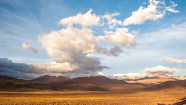 Atacama Çölü'ndeki volkanlarda gün batımı ışığı. Dağlar San Pedro de Atacama'nın güneyinde. Atacama çölünde akşam güneş ışığında çarpıcı manzara, Şili, Güney Amerika