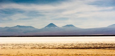 Volkanlar, lagunalar ve Atacama Çölü 'nün çölü. San Pedro de Atacama 'nın güney ve kuzeyindeki dağlar. Şili, Güney Amerika 'daki Atacama Çölü' nde gün ışığında büyüleyici bir manzara.