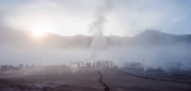 El Tatio, Atacama, Şili. Topraktan aktif gayzerler çıkıyor. Sıcak buhar patlaması, yoğun buhar. Kuzey Şili 'deki Atacama Çölü' ndeki Los Giseres del Tatio bölgesinde gayzer izleyen turistler