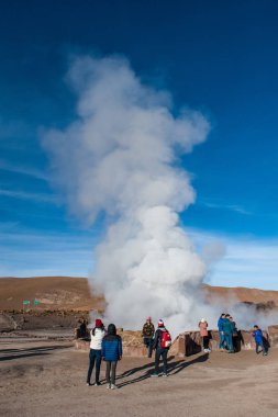 El Tatio, Atacama, Şili - 13 Ocak 2019: Kuzey Şili 'deki Atacama Çölü' nde Los Giseres del Tatio bölgesinde gayzer izleyen turistler