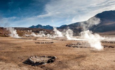 El Tatio, Atacama, Şili. Topraktan aktif gayzerler çıkıyor. Sıcak buhar patlaması, yoğun buhar. Kuzey Şili 'deki Atacama Çölü' ndeki Los Giseres del Tatio bölgesinde gayzer izleyen turistler