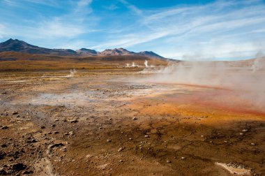 El Tatio, Atacama, Şili. Topraktan aktif gayzerler çıkıyor. Sıcak buhar patlaması, yoğun buhar. Kuzey Şili 'deki Atacama Çölü' ndeki Los Giseres del Tatio bölgesinde gayzer izleyen turistler