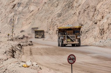 Chuquicamata 'daki büyük kamyonlar ve makineler, dünyanın en büyük bakır madeni, Calama, Şili. Kuzey Şili, Calama yakınlarındaki Bakır Madeni 'nde maden işletmeleri. 