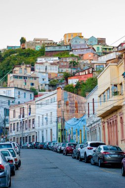 Valparaiso, Şili - 19 Ocak 2019: Valparaiso şehri. Renkli evler, dar sokaklar, deniz kenarı..