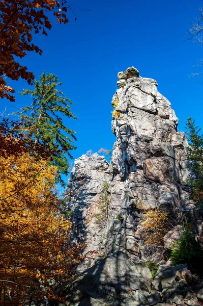 秋天的森林和Malinske Skaly附近的大岩石Dratenik 捷克共和国Vysocina Zdar Hills波希米亚摩拉维亚高地的攀岩 — 图库照片