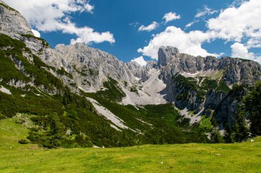 Hofpurglhutte yakınlarındaki Hofpurgl Alp Dağları Hut, Grosse Bischofsmutze Dağı arkaplanlı dağ manzarası. Gosauseen veya Vorderer Gosausee Gölü, Salzkammergut Bölgesi, Yukarı Aus