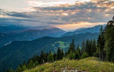 Günbatımında Triglav Ulusal Parkı ve Jesenice kasabasının manzarası - Julian Alps, Slovenya ve Karavanke dağları, Slovenya ve Karawanken dağları, Carinthia, Avusturya