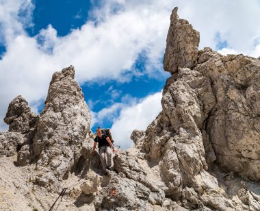 Yazın dik yamaçların arasında kamp yapan yeşil çadır gün batımı dev kireçtaşı duvarlar, panoramik tepeler ve vadileri olan dağlar. Karavanke dağlarında, Slovenya 'da, Karawanken dağlarında, Carinthia' da cüce dağ çamı