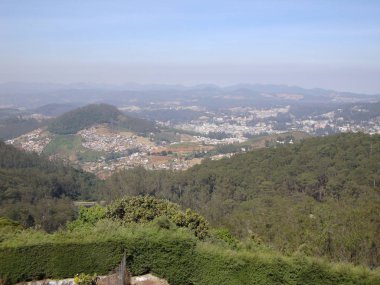 dağların tepesinden tüm şehir görünümü