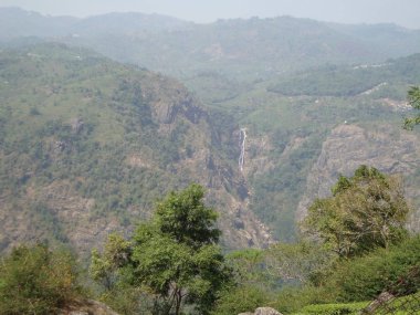 dağlar arasında şelale