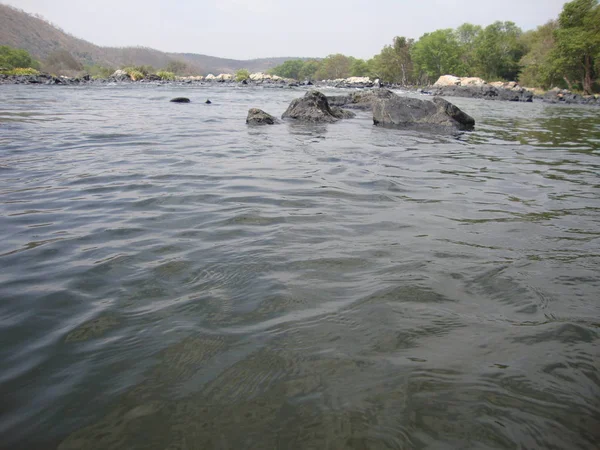 水が少ない川を流れる — ストック写真